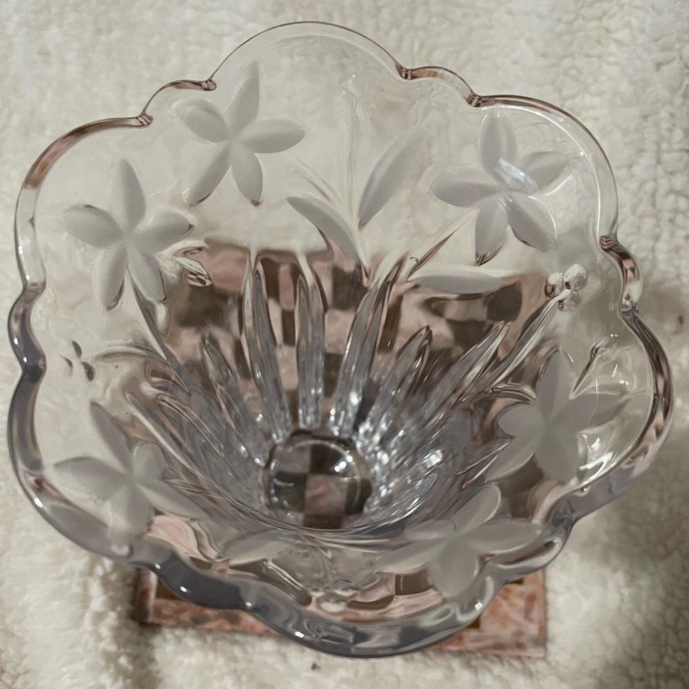 Mikasa Studio Nova Crystal Vase with Frosted Flowers - Picture 3 of 4